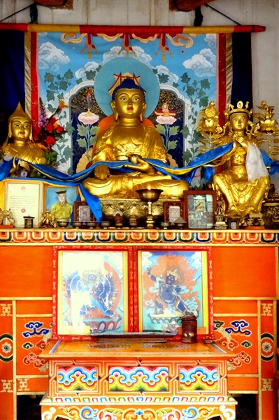 Mongolia_S_Gobi_MonRuinTemple_0324_Altar_m_600.jpg