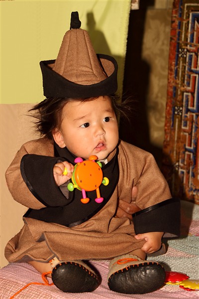 Mongolia_BabyInTradDress_2967_m_600.jpg